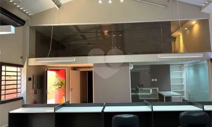 Prédio inteiro à venda ou para locação em Vila Hamburguesa - SP