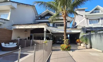 Casa no condomínio sandlake com 273 m, quatro quartos con suites
