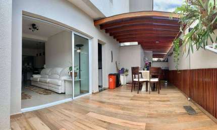 APARTAMENTO COM ÓTIMA LOCALIZAÇÃO NO CENTRO DA CIDADE!