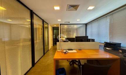 Sala comercial à venda na Rua Washington Luiz, 1010, Centro Histórico, Porto Alegre por R$ 746.000