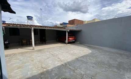 Casa de Esquina com 3 Quartos ao Lado do Bevia - Lote com 185m²