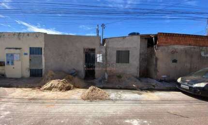 Entrada de 75 mil + parcelas - Casa meio lote na 36 do del lago