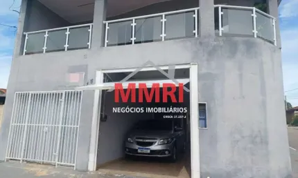 Sobrado à venda no Centro de Araçoiaba da Serra-SP: 333m²! Com 4 quartos, 2 salas, 2 banheiros, 3 vagas de garagem. ACEITA PERMUTA
