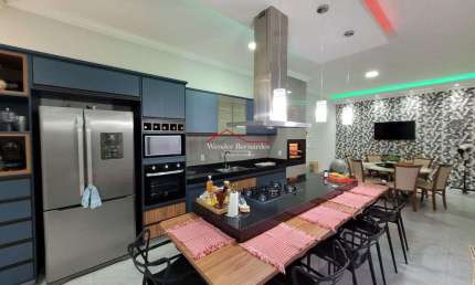 Casa com 220m², 3 Quartos, sendo 1 Suíte, 6 Vagas, Jardim América!