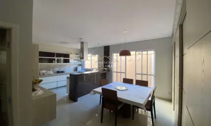 Aproveite a Melhor Localização: Casa 100m do Praia Clube e repleta de armários!