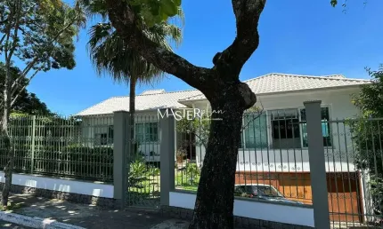 Casa com 3 quartos à venda na Léia Duarte Jardim, 100, Jardim Brasília, Resende por R$ 2.200.000