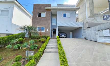 Casa à venda no condomínio Valville com 4 quartos, sendo 3 suítes e 360m²