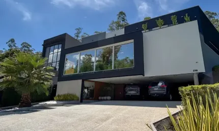 Casa à venda no condomínio Reserva Santa Maria com 5 quartos sendo 5 suítes e 662m²