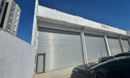 Galpão de 295m² com banheiros e mezanino para locação em Caieras.