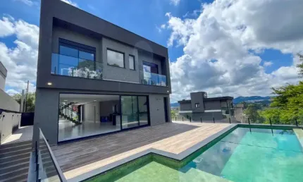 Casa com 318m² e 4 suítes à venda no Reserva Santa Anna.
