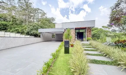 Casa com 3 suítes e seis vagas na garagem, 330m² à venda no condomínio Reserva Santa Maria.