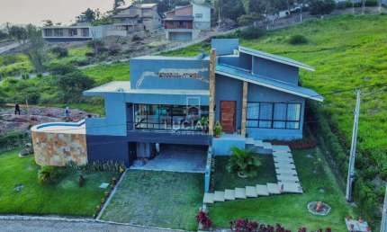 Sua casa em Gravatá/PE! Casa com 4 quartos em condomínio fechado!
