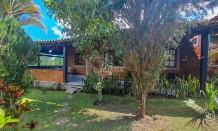 Casa aconchegante com 4 quartos e excelente terraço em condomínio!