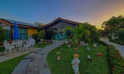 Ótima casa com 3 suítes em condomínio próximo da via local!