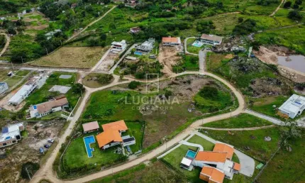 Terreno de 2000m² em excelente condomínio estilo country