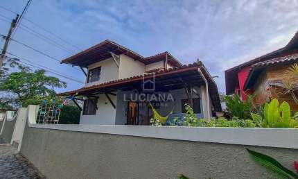 Lindíssima casa em condomínio próximo da via local!