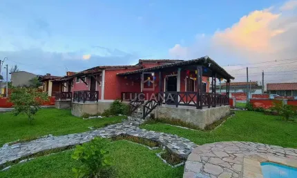 Casa com Piscina, Campo de futebol e com excelente localização