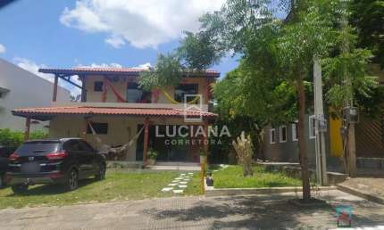 Casa com 3 terraços, 4 quartos (sendo 3 suítes) em Condomínio