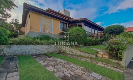 Ótima Casa de esquina - 4 quartos - em condomínio perto do Centro da Cidade