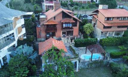 BELÍSSIMA CASA COM PISCINA E RESERVATÓRIOS DE ÁGUA DE 8MIL LITROS