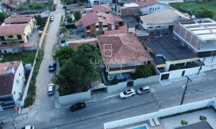 CASA PRÓXIMO A SUPERMERCADOS E LOJAS, COM TERRENO 840m²