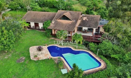 De R$1.600.000 por R$1.400.000! Casa com 4 Suítes e Vista Incrível em Condomínio