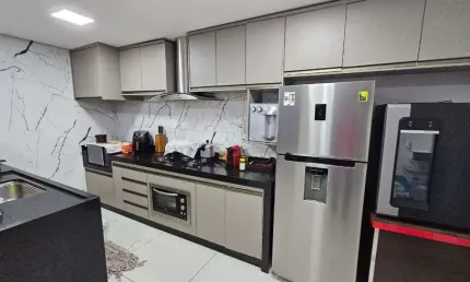 Casa 2/4 Ampliada no Condomínio Rubi excelente localização.