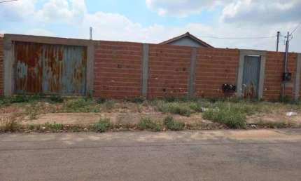 Vendo uma Casa 2/4 Bairro Novo Mundo com 450m² de terreno Apenas R$ 140 mil