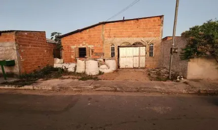 Vendo um lote com casa inacabada na rua Sete Preda 90 em Cuiabá