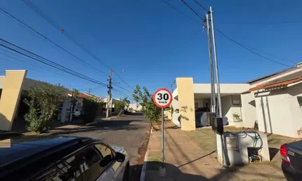 Casa 3/4 Condomínio Esmeralda Excelente localização.