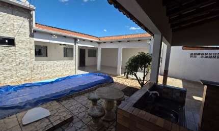 Alugo excelente casa com piscina no Cristo Rei próximo da UPA