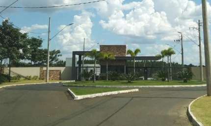 Terrenos em excelente condomínio a beira do lago do Jockey Park Uberaba