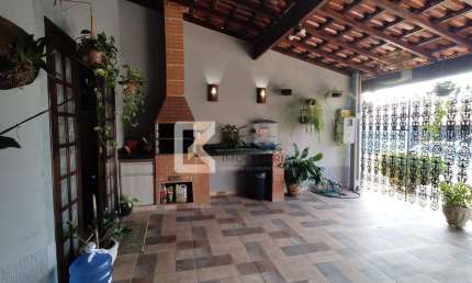 Casa com 2 dormitórios sendo 1 suíte à venda, 125 m² de terreno e 82 de área construída por R$ 529.