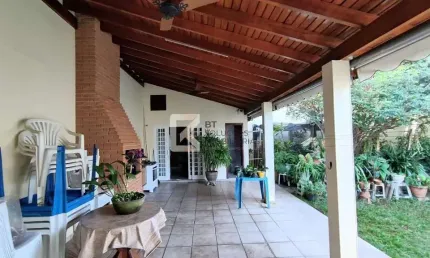 Casa à venda, 3 dormitórios sendo 1 suíte master com closet,  área gourmet com churrasqueira e jard