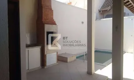 Sobrado com 3 dormitórios sendo 1 suite à venda, 300 m² de terreno e 207 de área construída  por R$