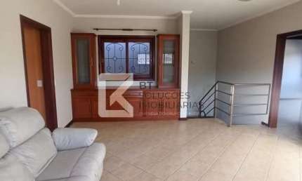 Sobrado com 5 dormitórios sendo 2 no térreo, quintal gramado na frente da casa á venda,R$ 1.350.000