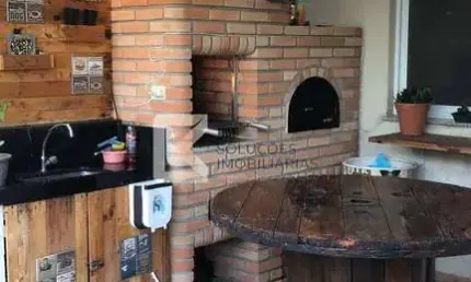 Sobrado à venda, 3 quartos, sendo 1 suíte, Área gourmet com churrasqueira e forno de pizza, Condomí