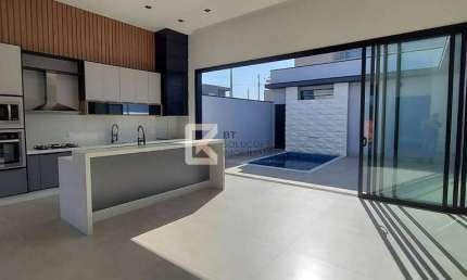 Casa com 3 suítes sendo uma master à venda, 300 m² de terreno e 190 m² de área construída por R$ 1.