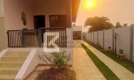 Chácara à venda, Sala ampla com 4 ambientes, 3 dormitórios sendo 2 suítes com closet e ar condicion