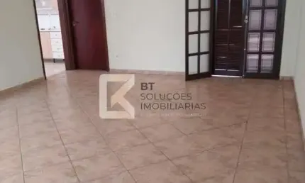 Casa com 4 dormitórios sendo uma suíte para locação, 300 m² de terreno e 205 m² de área construída