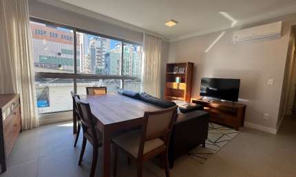 Exclusivo apartamento mobiliado com 2 suítes e 2 vagas no Centro de Floripa/SC