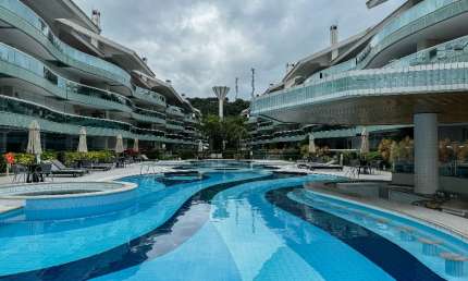 Apartamento com 3 suítes, lavabo e 2 vagas em condomínio clube frente mar na Praia Brava à venda