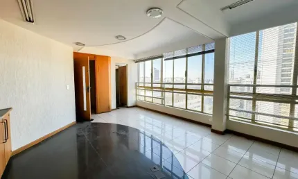 Amplo escritório com 8 ambientes, andar alto e 116 m² no centro de curitiba