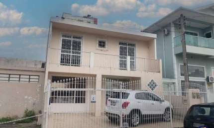 Casa à venda bem localizada em Florianópolis, bairro Estreito, 5 quartos com garagem para até 4 veículos.