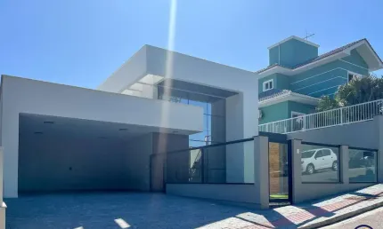 Com 3 dormitórios, sendo 1 suíte no bairro pedra branca, palhoça / sc.