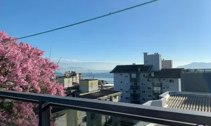 Cobertura para venda bem localizada em Florianópolis, 3 quartos (suíte) com 2 vagas de garagem bairro Estreito