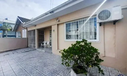 Residência à venda de 4 quartos (suíte) com 3 vagas de garagem, bairro Balneário do Estreito, Florianópolis