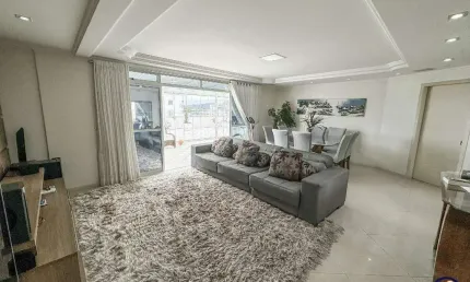 Ampla cobertura para venda de 3 dormitórios com 4 vagas de garagem bem localizada no bairro Estreito em Florianópolis