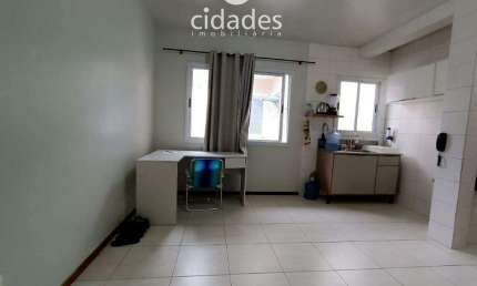 Apartamento para venda de 02 dormitórios com garagem privativa coberta bairro Carianos, Florianópolis