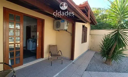 Casa 4 com Quartos, A venda com (1 Suíte ) No Balneário Estreito, Com ótima localização !